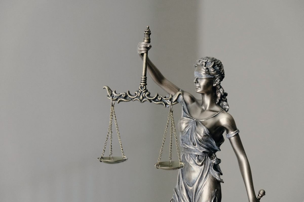 Estátua da Justiça com balança e espada